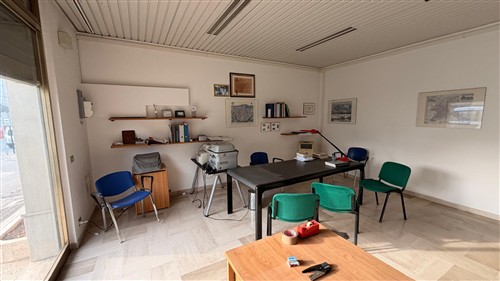 Locale Angolare, Ottima Visibilit&agrave;, 2 vetrine, Ideale Come Studio.